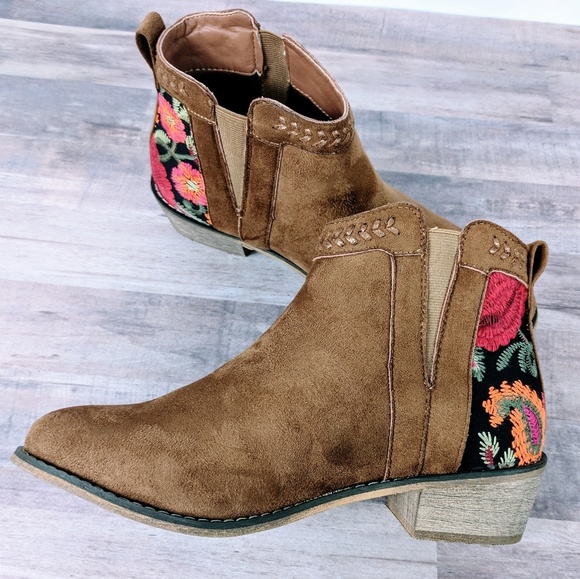 Embroidered faux suede ankle boots - Picture 6 of 7